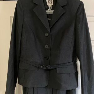 Anne Klein 2 piece women’s suit. Size 8.